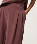 Pantalón wide leg de lyocell marrón, con pinzas delanteras, caída fluida y cintura elastizada en la espalda.