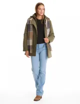 Gabardina impermeable marca Weatherproof color verde militar, con cierre frontal oculto y botones a presión. Cuenta con capucha desmontable, bolsillos frontales y forro interno. Incluye una bufanda a cuadros a juego.