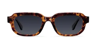 Lentes de sol con montura rectangular de diseño clásico con bordes redondeados en estampado carey y cristales polarizados color negro.
