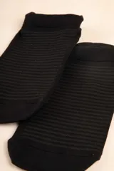 Medias soquete color azul con diseño antideslizante en la planta del pie.