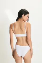 Top de estilo bralette con breteles finos ajustables, confeccionado en tejido suave y ligero con diseño minimalista.