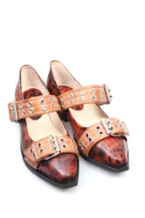 Zapato tipo Mary Jane de cuero con estampado de rosas y patrón de cuadros, con doble tira con hebillas metálicas y suela plana negra.
