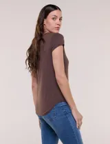 Remera de modal marca Cupio, color verde, de diseño clásico con cuello redondo a la base y mangas cortas.