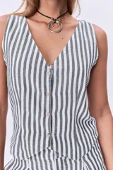 Chaleco a rayas verticales color verde y blanco, con escote en V y cierre frontal con botones.