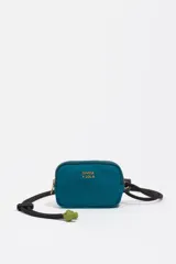 Monedero compacto de Bimba y Lola en color negro, con cierre de cremallera y cordón ajustable con nudos decorativos. Presenta el logo de la marca estampado en letras doradas en la parte frontal.