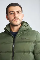 Campera puffer Mistral de hombre, color azul marino con cierre frontal y detalles en color rojo. Cuenta con capucha, puños elásticos y logo estampado en el pecho.