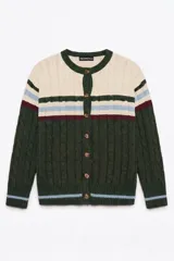 Saco tejido de punto con diseño de ochos, cuello redondo y cierre frontal con botones. Presenta un patrón de rayas horizontales en tonos crema, celeste y bordó sobre una base de color verde oscuro.