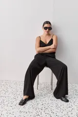 Top negro de breteles finos con escote en V y diseño minimalista, confeccionado en tela fluida y suave.