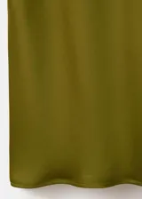 Vestido midi de tejido satinado color verde militar, con diseño entallado, cuello en pico adornado con un delicado panel de encaje, tirantes finos y sin mangas.
