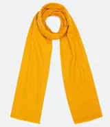 Chalina de poliéster color amarillo mostaza, de textura suave y terminaciones deshilachadas.