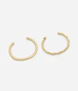 Kit de dos brazaletes abiertos de metal con baño dorado. Uno de los brazaletes tiene un acabado liso y el otro un diseño entrelazado.