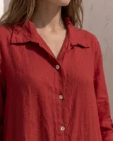 Vestido camisero largo y amplio, color rojo, de manga larga con presilla para arremangar, cuello camisero y cierre frontal con botones de nácar.