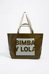 Bolso tipo tote de Bimba y Lola, color dorado con acabado metalizado y efecto arrugado. Presenta un diseño cuadrado con estampado central de la marca en un recuadro oscuro y doble asa de mano en color crema.
