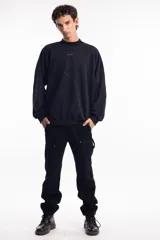 Pantalón de jean azul oscuro de corte recto, con refuerzos en las rodillas y bolsillos laterales. Diseño de estilo cargo con frente reforzado.