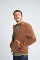 Campera de hombre estilo gamuza, con cuello mao, cierre frontal y bolsillos laterales con cierre.