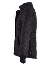 Campera negra capitoneada con paneles laterales acanalados, cuello alto y cierre con botones a presión.