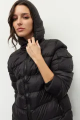 Campera puffer color ladrillo de nylon con capucha, dos bolsillos laterales con cierre y un bolsillo adicional con solapa en la manga izquierda.