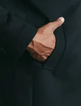 Sobretodo 3/4 de paño, color gris oscuro, con cuello solapa, cierre frontal de botones, manga larga y bolsillos laterales de ribete.