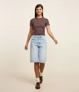Blusa cropped de rib rayada en color bordó con líneas finas blancas, cuello redondo y manga corta, de ajuste ceñido al cuerpo.