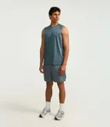 Musculosa deportiva masculina color beige, con cuello redondo y estampado sutil de líneas. Presenta recortes en los hombros y está confeccionada con tecnología Dry para mayor transpirabilidad.
