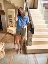 Short de tejido de punto crochet color beige, de cintura elástica y diseño holgado, con detalle de etiqueta de cuero de la marca Antonia Wool Wear en la cintura.