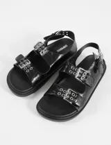 Sandalias plateadas con tiras anchas y plantilla cómoda, con tira ajustable en el talón.