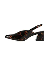 Zapato destalonado con taco bloque y punta fina, confeccionado en cuero con estampado carey. Cuenta con una tira ajustable en el talón con hebilla metálica.