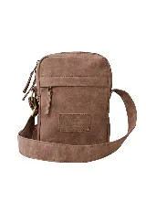 Bolso bandolera Rip Curl de color marrón, confeccionado en material sintético con textura efecto cuero gastado. Cuenta con un compartimento principal con cierre, un bolsillo frontal con cierre y solapa decorativa, correa ajustable para el hombro y un parche frontal grabado con el logo de la marca.