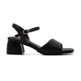 Sandalias negras de cuero sintético con tira en el tobillo y hebilla dorada. Taco cuadrado.