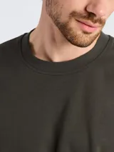 Camiseta de corte oversize color blanco, con cuello redondo y mangas cortas amplias.