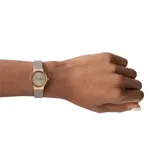 Reloj analógico Skagen con caja de acero inoxidable en tono dorado, esfera gris con acabado sunray y correa de cuero en tono gris.
