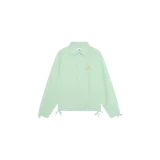 Camisa de manga larga color verde menta con cierre frontal de botones, cuello clásico, detalle de bordado en el pecho y cordones ajustables en los puños y en el ruedo.