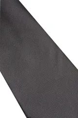 Corbata color beige claro, de diseño clásico y ancho estándar.