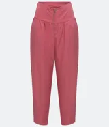 Pantalón rosado de liocel con cintura ancha y pespuntes, cierre frontal con cremallera, dos bolsillos laterales y bajo diagonal.