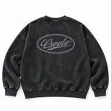 Buzo de cuello redondo Eseele Club Stone con acabado stonewash en color negro lavado, corte oversize y diseño relajado. Presenta logo ovalado retro en la espalda y terminaciones acanaladas.