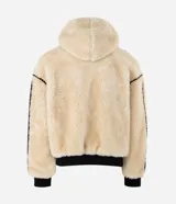 Campera de fleece color beige con diseño de paneles, costuras expuestas en color negro y cierre frontal. Posee cuello alto, mangas largas con puños elásticos y forro interior.