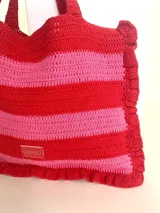 Bolso tipo tote tejido a crochet con hilo de algodón color marrón y crudo, con diseño a rayas horizontales y volados en los bordes.