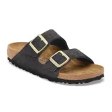 Sandalia tipo Birkenstock modelo Arizona Leve, color negro con dos correas ajustables y hebillas doradas. La plantilla es de corcho y la suela de goma.