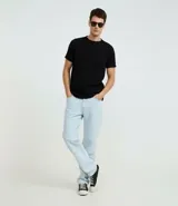 Remera masculina de cuello redondo y manga corta, confeccionada en tejido de media malla con textura vertical en toda la prenda.