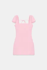 Vestido mini color rosado, con escote cuadrado, mangas cortas abullonadas y espalda descubierta con tiras finas cruzadas para atar.