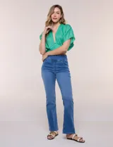 Jegging bootcut de tiro alto confeccionado en denim azul, con cintura ancha elastizada estilo pull-on, bragueta simulada, bolsillos delanteros curvos y corte semi acampanado en las piernas.