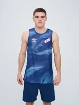 Musculosa deportiva Umbro del Club Nacional de Football, modelo Press para hombre. Diseño sin mangas en tonos azules con estampado abstracto, con el logo de la marca en el pecho derecho y el escudo del club en el izquierdo.