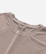 Vestido midi estilo remera confeccionado en algodón con efecto desteñido, mangas cortas y cuello redondo.