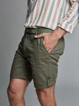 Bermuda blanca de algodón y poliéster, corte regular fit, con cinturón, dos bolsillos delanteros, dos bolsillos traseros, un bolsillo relojero y botamanga con presilla.