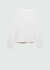 Camiseta blanca de manga larga con diseño recto y cuello barco.