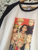 Remera blanca con mangas y cuello negros, estampado sublimado con personajes del anime Tokyo Revengers.