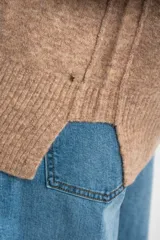 Sweater de tejido de punto color bordó, con cuello redondo, mangas largas y puños acanalados. Presenta un diseño de corte recto y textura suave.