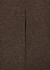 Falda midi de corte lápiz y diseño entallado, confeccionada en tejido de punto color marrón. Presenta tiro medio, cintura con elástico y una abertura en la parte posterior.