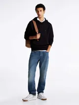 Buzo negro de felpa de algodón con capucha y cordón ajustable, bolsillo tipo canguro, puños y bajo de punto canalé, logo de Tommy Hilfiger bordado en el pecho.