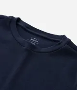 Remera de corte muscle, manga corta y cuello redondo, confeccionada en tejido de media malla. Diseño liso sin estampados.